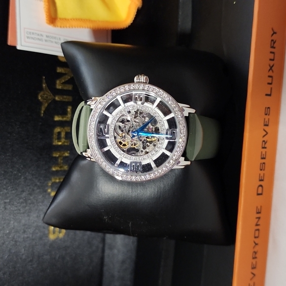 NWT WOMAN'S 38MM LUXURY WATCH - Picture 3 of 4